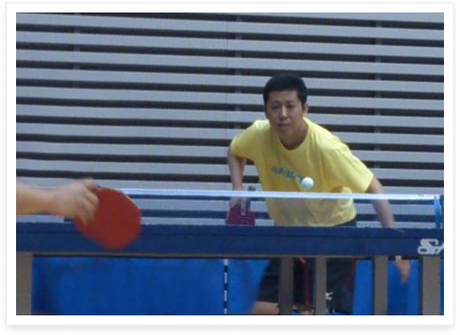 卓球をしている高橋尚希さんの写真