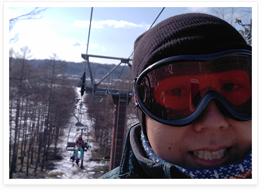 スキー場でリフトに乗っている高橋尚希さんの写真
